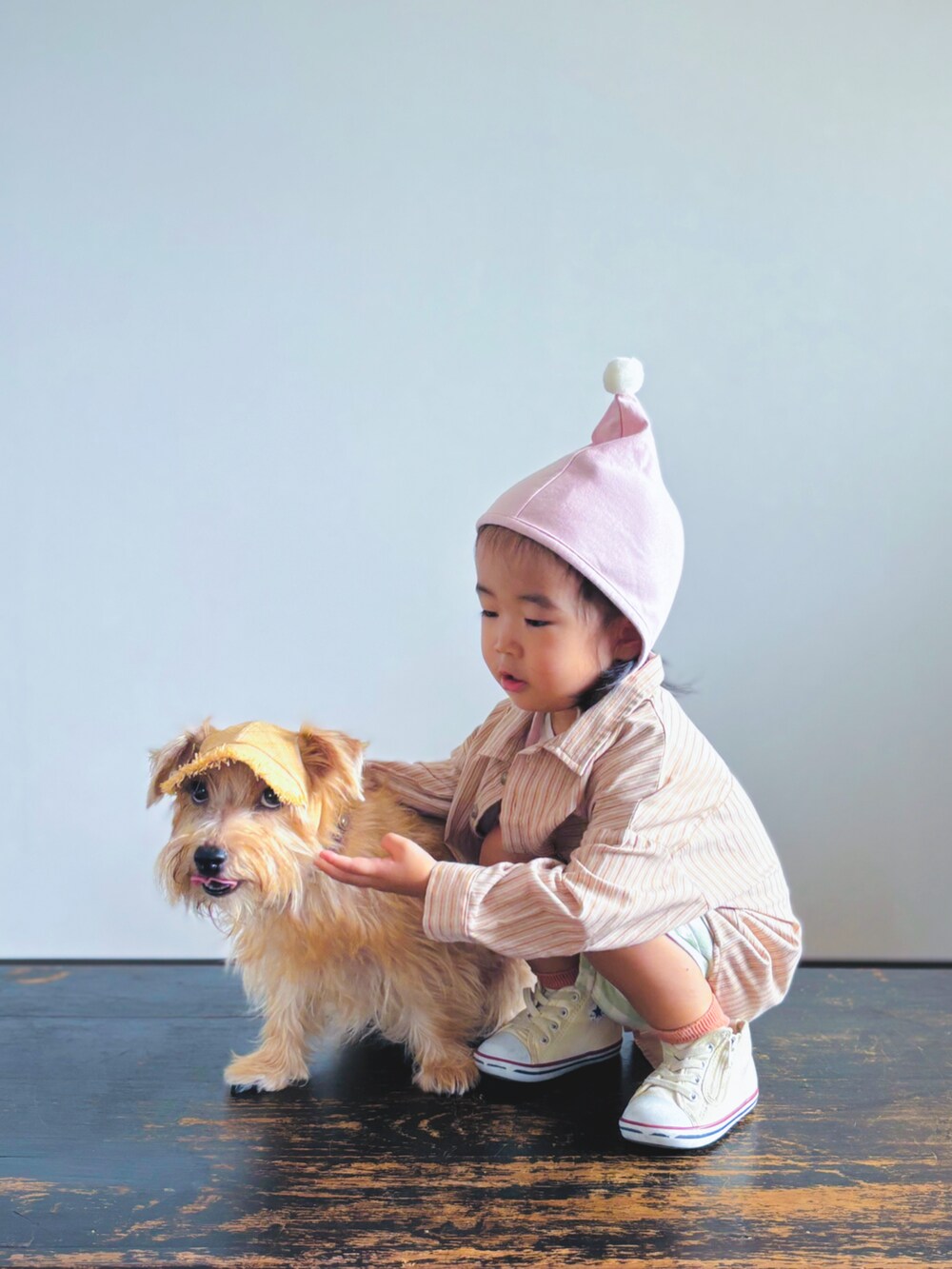 ホワイト系のスニーカー、グリーン系のセットアップ、ベージュ系のシャツ/ブラウスを着用したキッズの秋コーディネートの2枚目の写真