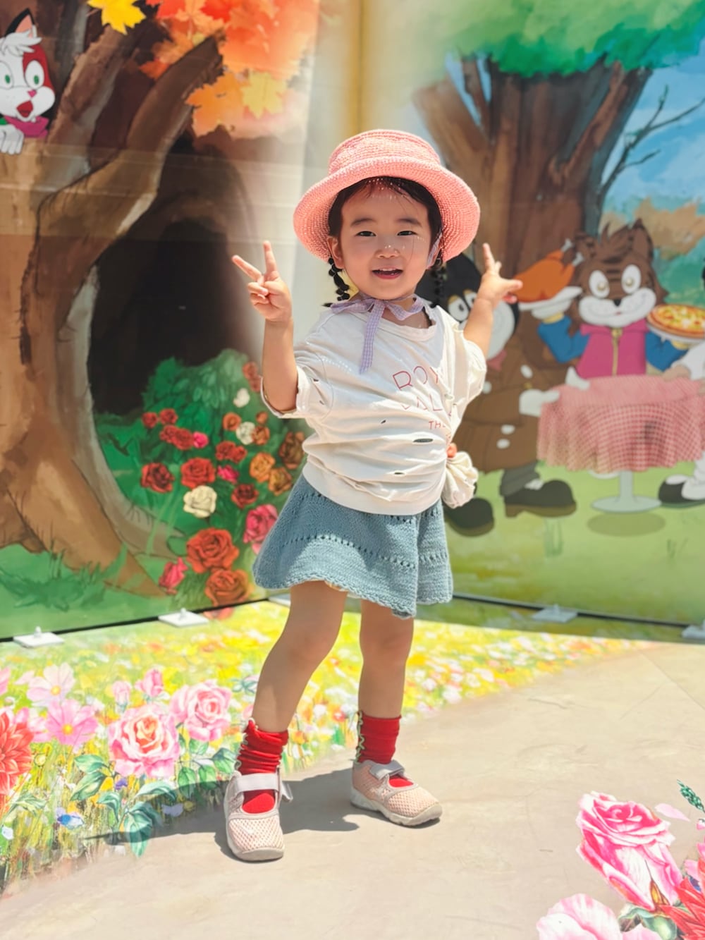 ピンク系のかごバッグ、ホワイト系のTシャツ/カットソー、ピンク系のスニーカーを着用したキッズの夏コーディネートの3枚目の写真