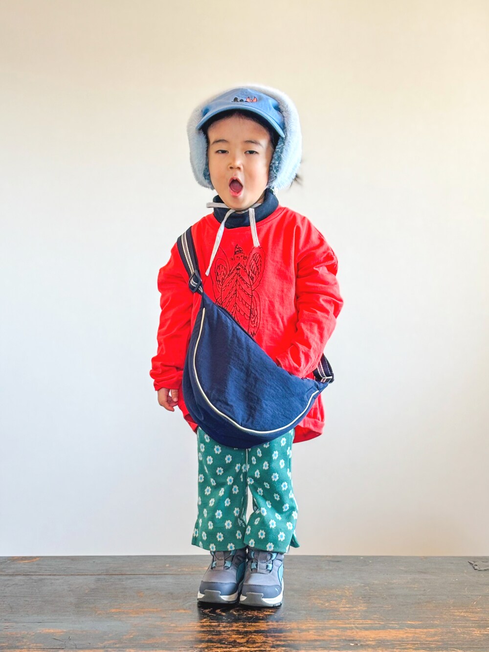 グリーン系のその他パンツ、ブラック系のTシャツ/カットソー、グレー系のブーツを着用したキッズの秋コーディネートの4枚目の写真