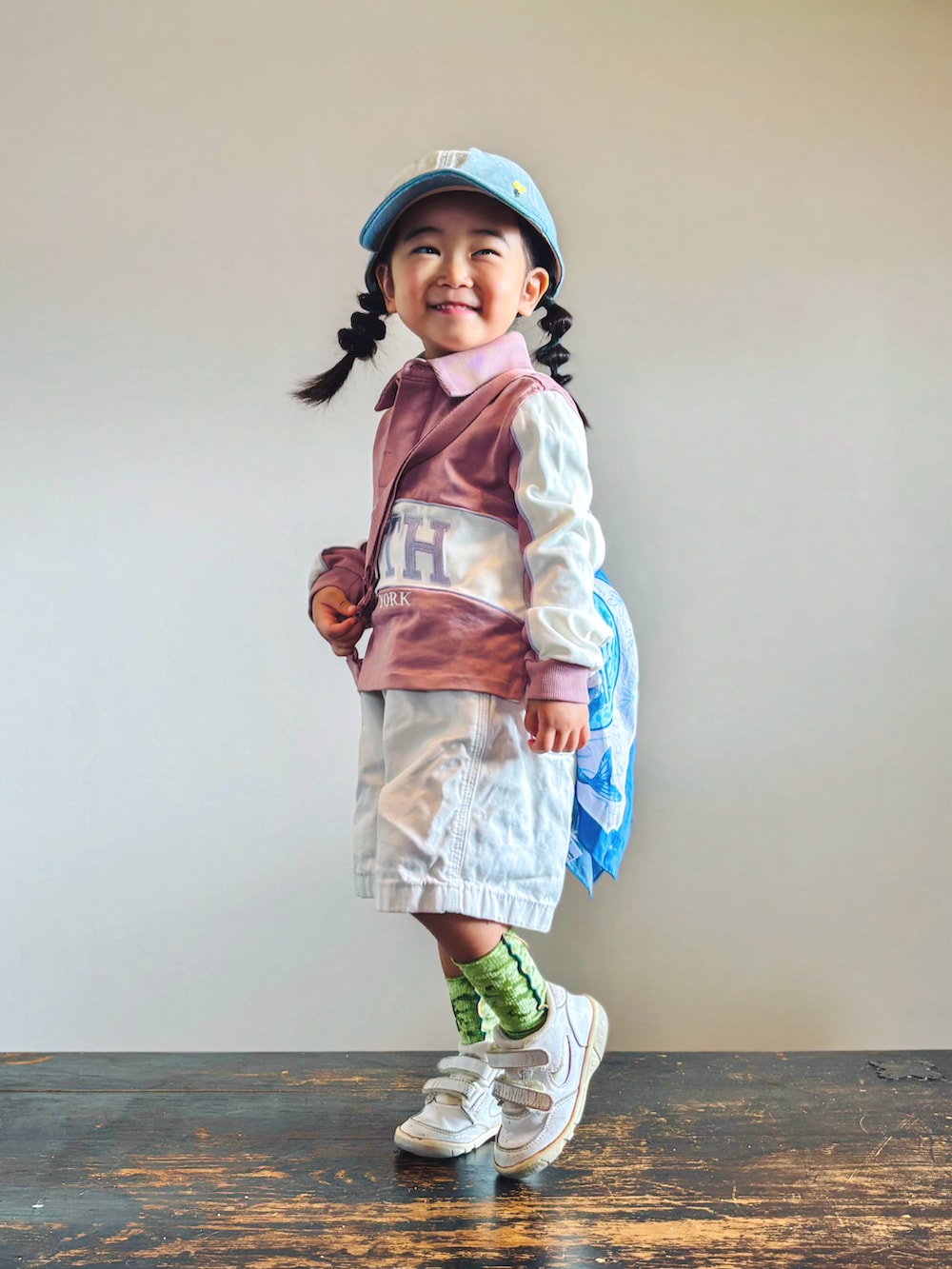 ピンク系のその他トップス、ホワイト系のその他パンツ、ピンク系のショルダーバッグを着用したキッズの秋コーディネートの4枚目の写真