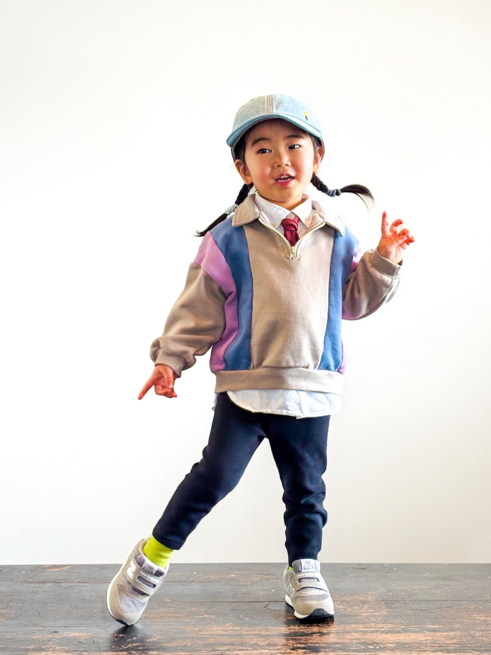 ベージュ系のスウェット、グレー系のスニーカー、ホワイト系のシャツ/ブラウスを着用したキッズの春コーディネートの3枚目の写真
