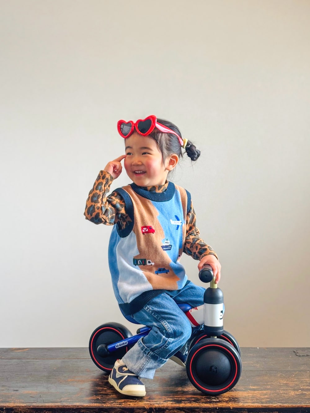 ブラウン系のTシャツ/カットソー、ブルー系のスニーカー、その他のベストを着用したキッズの春コーディネートの2枚目の写真