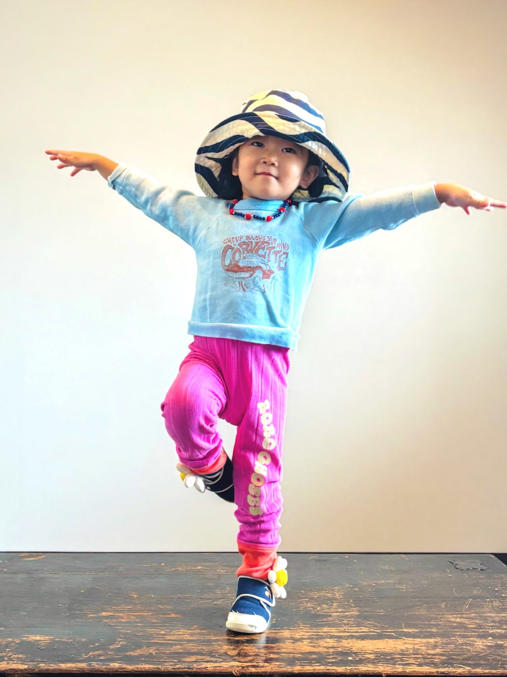 ブルー系のスニーカー、ブルー系のスウェット、ピンク系のレギンス/スパッツを着用したキッズの秋コーディネートの2枚目の写真