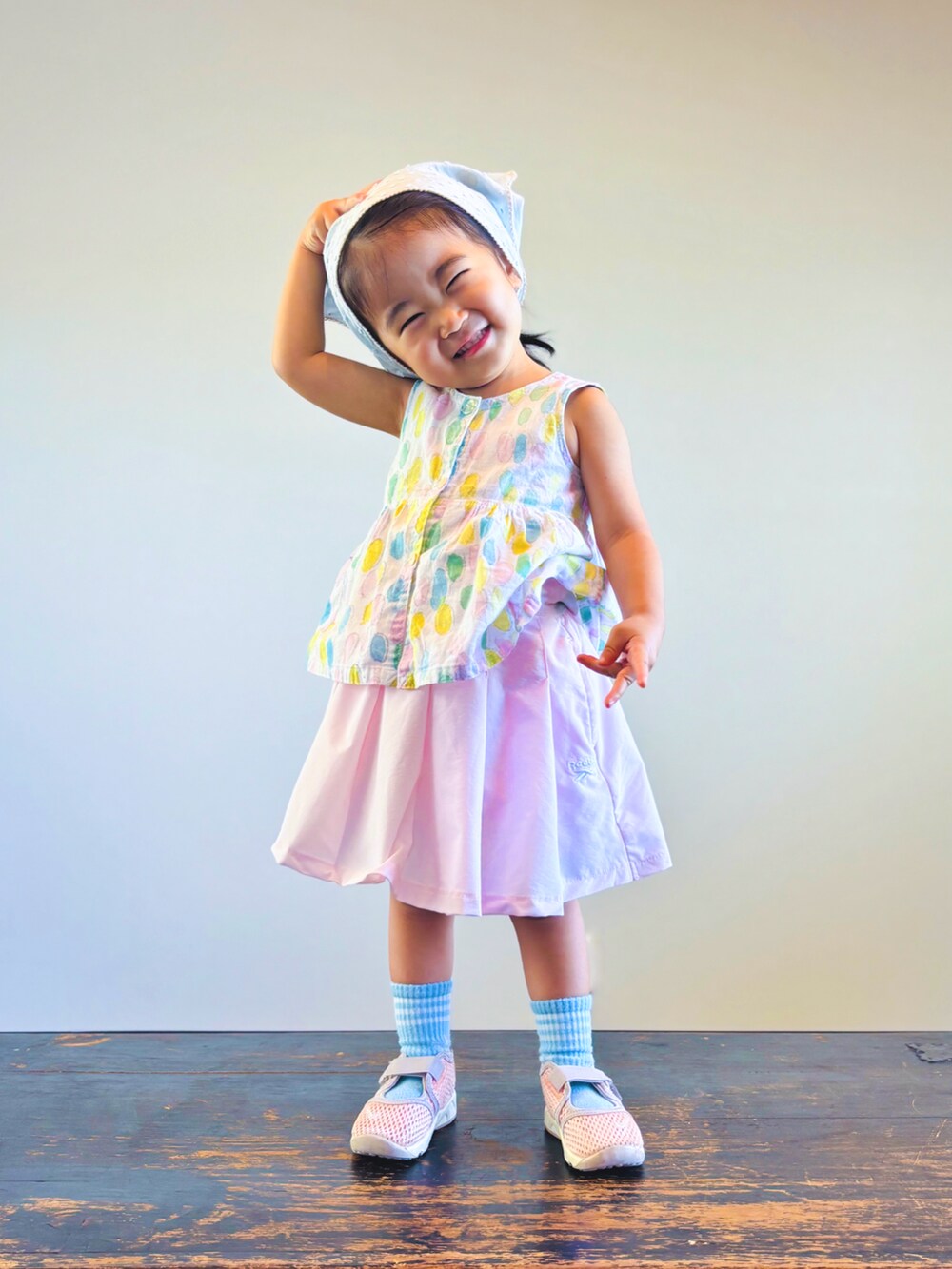 ピンク系のスカート、ピンク系のスニーカー、ピンク系のワンピースを着用したキッズの夏コーディネートの3枚目の写真