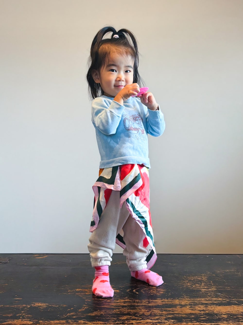 ホワイト系のパンツ、ブルー系のスウェット、ピンク系のソックス/靴下を着用したキッズの秋コーディネートの2枚目の写真