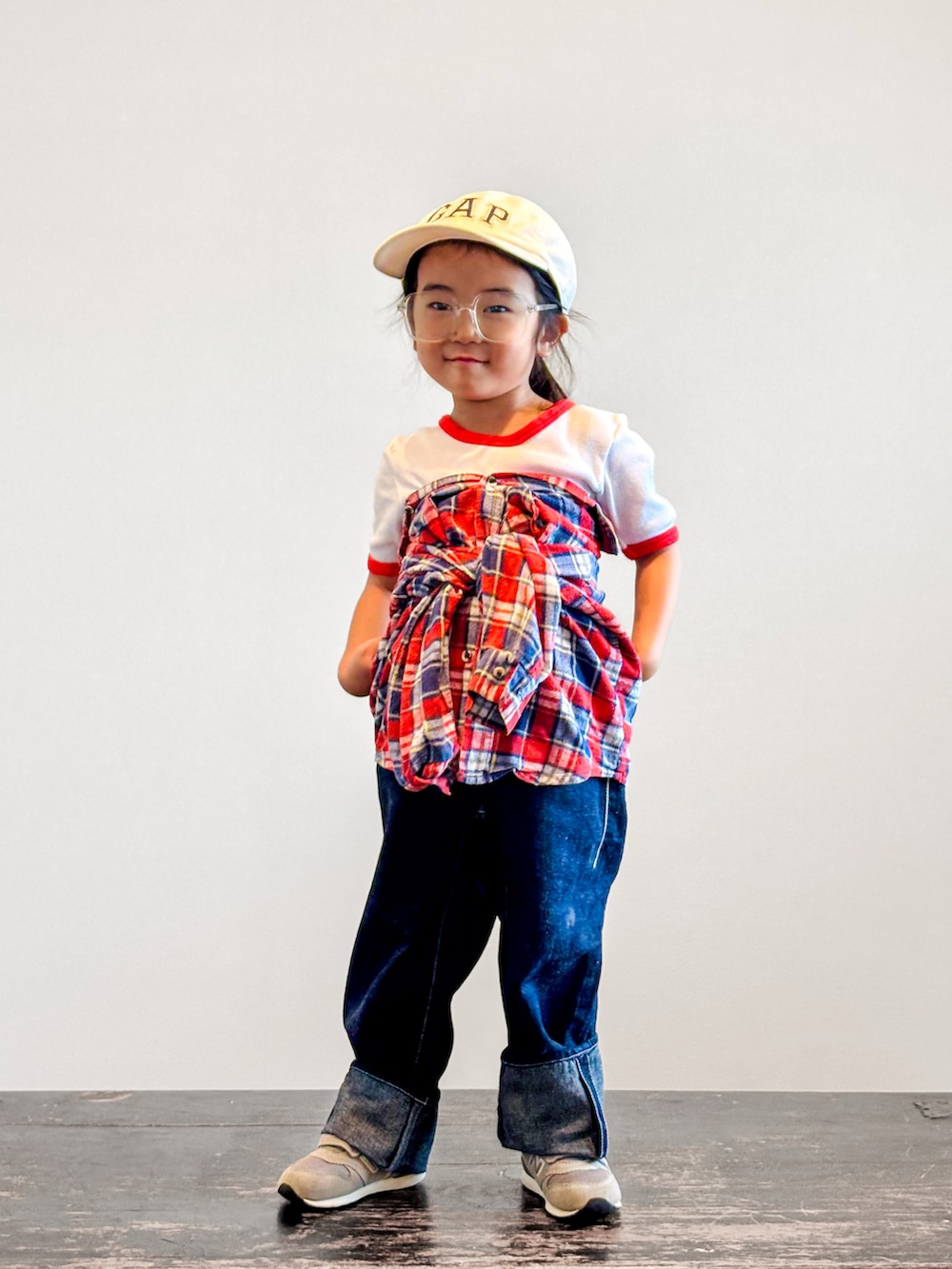 グレー系のスニーカー、ホワイト系のTシャツ/カットソー、レッド系のシャツ/ブラウスを着用したキッズの秋コーディネートの2枚目の写真