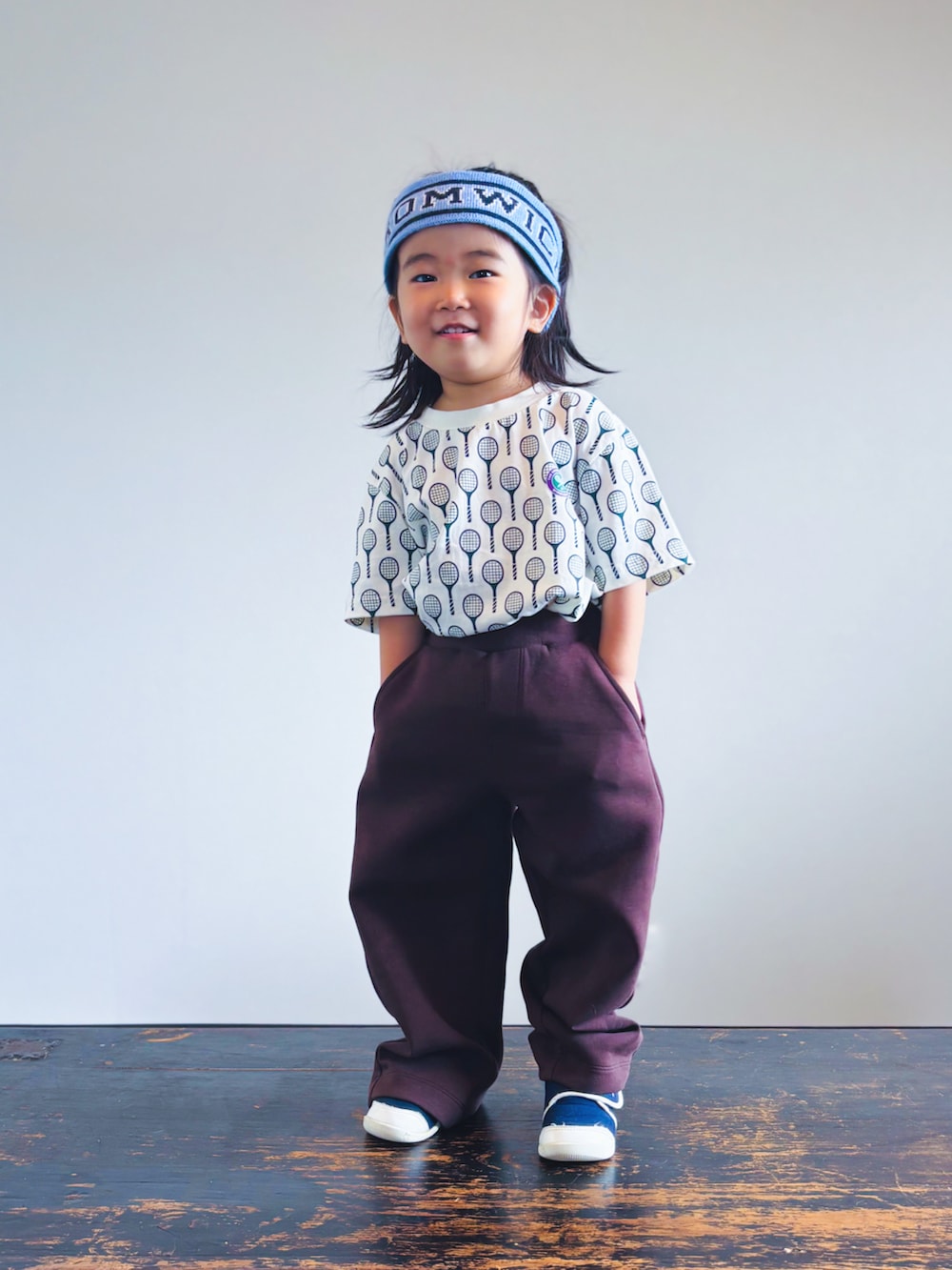 ブルー系のスニーカー、ホワイト系のTシャツ/カットソー、ブラウン系のスウェットパンツを着用したキッズの夏コーディネートの2枚目の写真