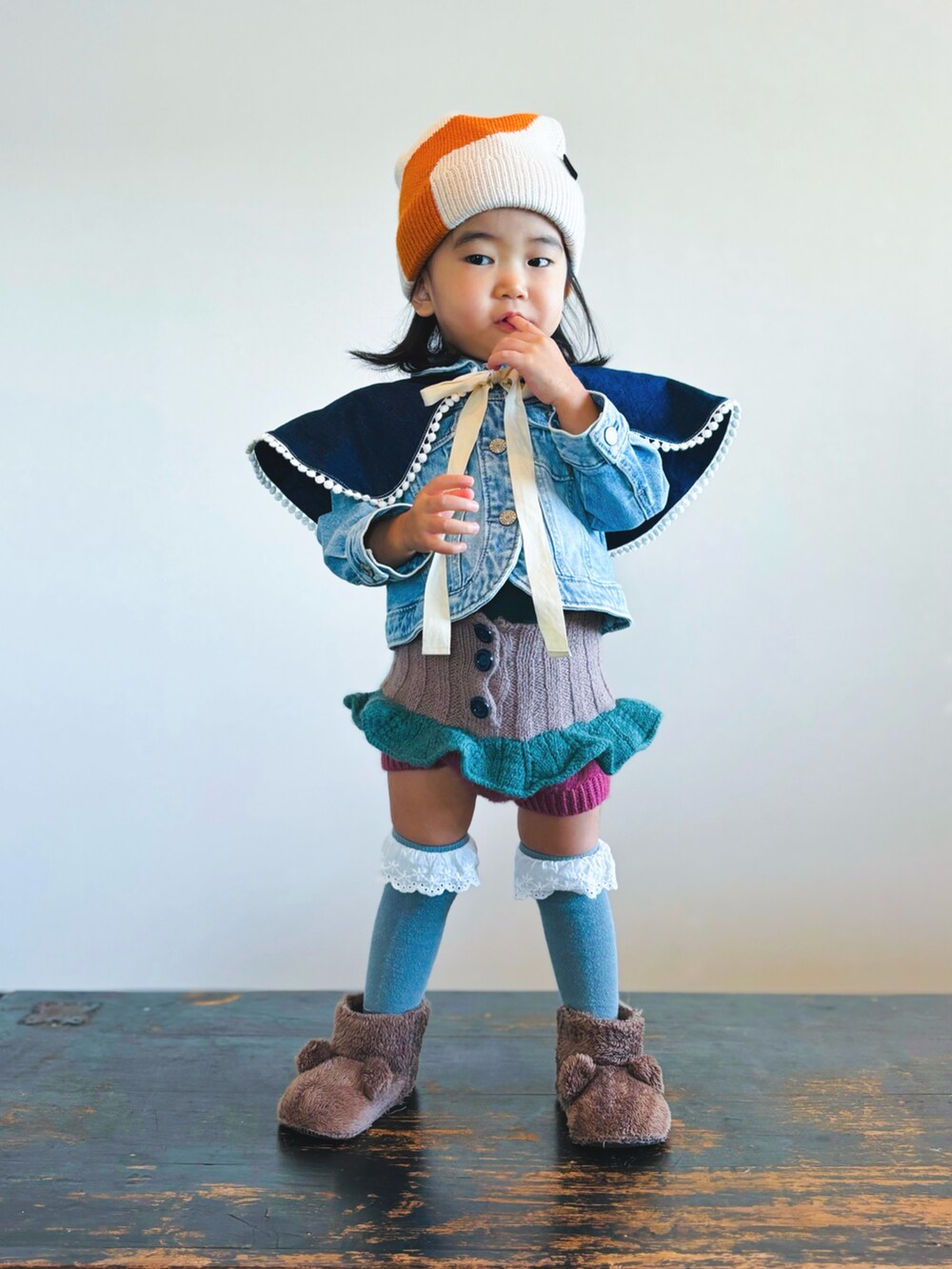 ブルー系のデニムジャケット、その他のパンツ、ブラウン系のその他シューズを着用したキッズの冬コーディネートの2枚目の写真