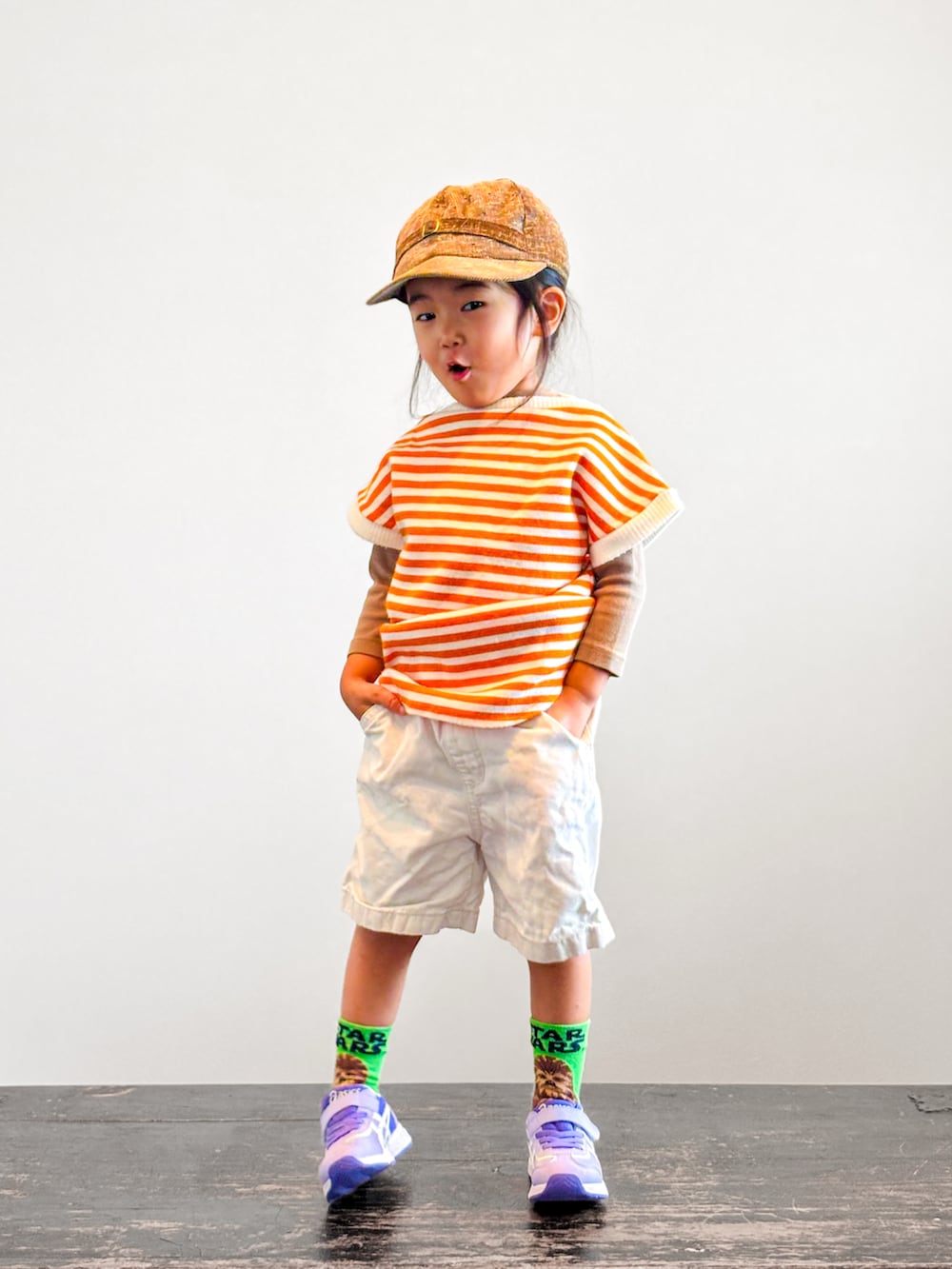 パープル系のスニーカー、オレンジ系のTシャツ/カットソー、ブラウン系のTシャツ/カットソーを着用したキッズの秋コーディネートの2枚目の写真