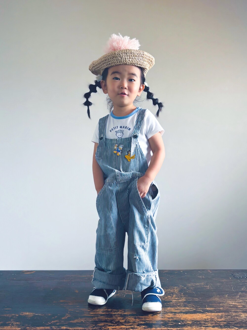 ブルー系のスニーカー、ホワイト系のTシャツ/カットソー、ブルー系のサロペット/オーバーオールを着用したキッズの夏コーディネートの2枚目の写真
