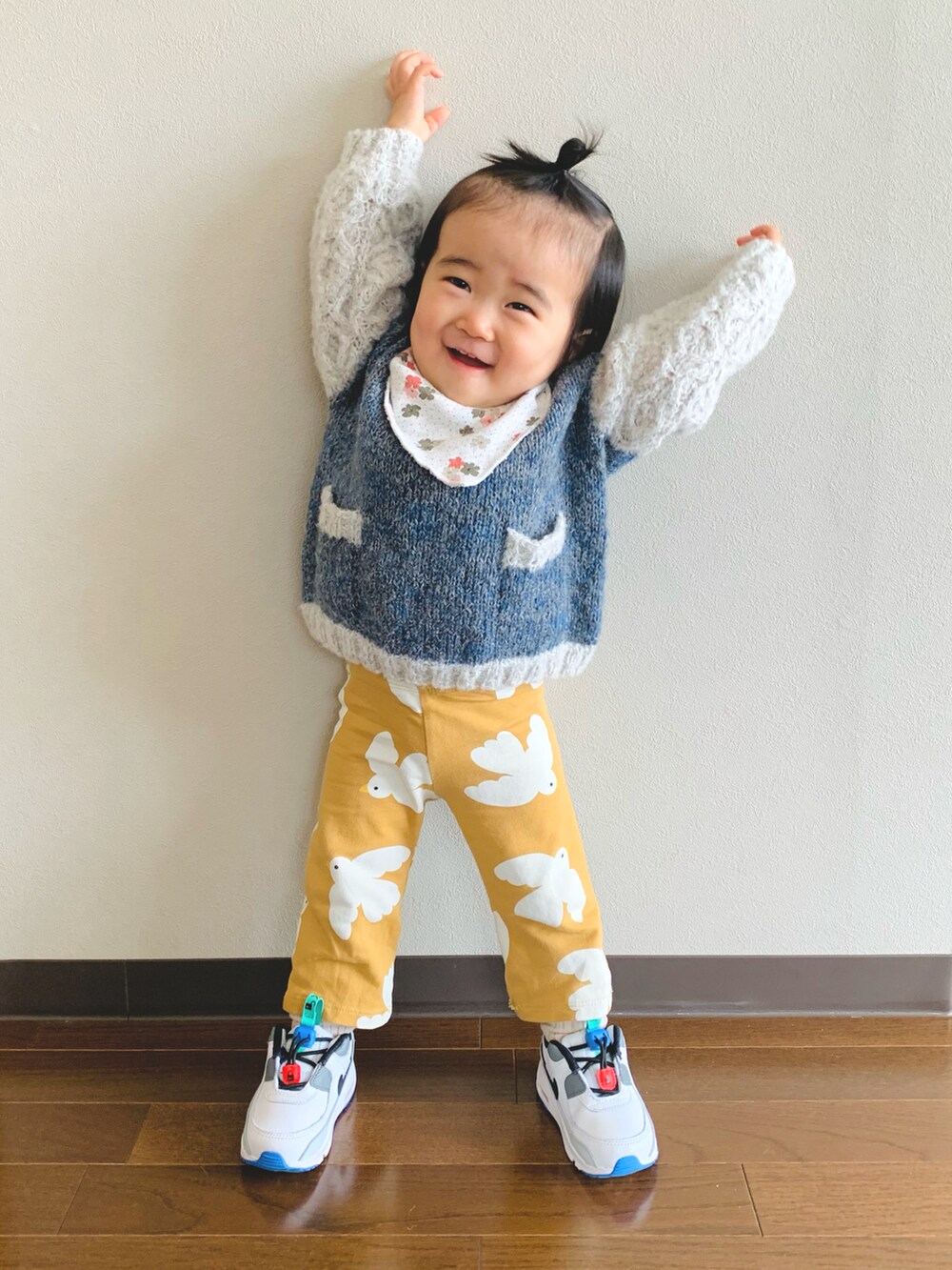 ブラウン系のその他パンツ、ホワイト系のスニーカー、ブルー系のニット/セーターを着用したキッズの秋コーディネートの2枚目の写真
