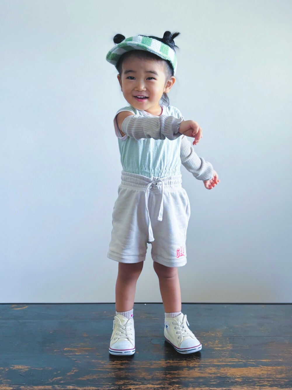 ホワイト系のスニーカー、ベージュ系のその他パンツ、ベージュ系のソックス/靴下を着用したキッズの秋コーディネートの2枚目の写真