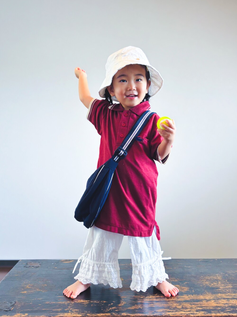 ホワイト系のその他パンツ、レッド系のシャツ/ブラウス、ブルー系のショルダーバッグを着用したキッズの夏コーディネートの4枚目の写真