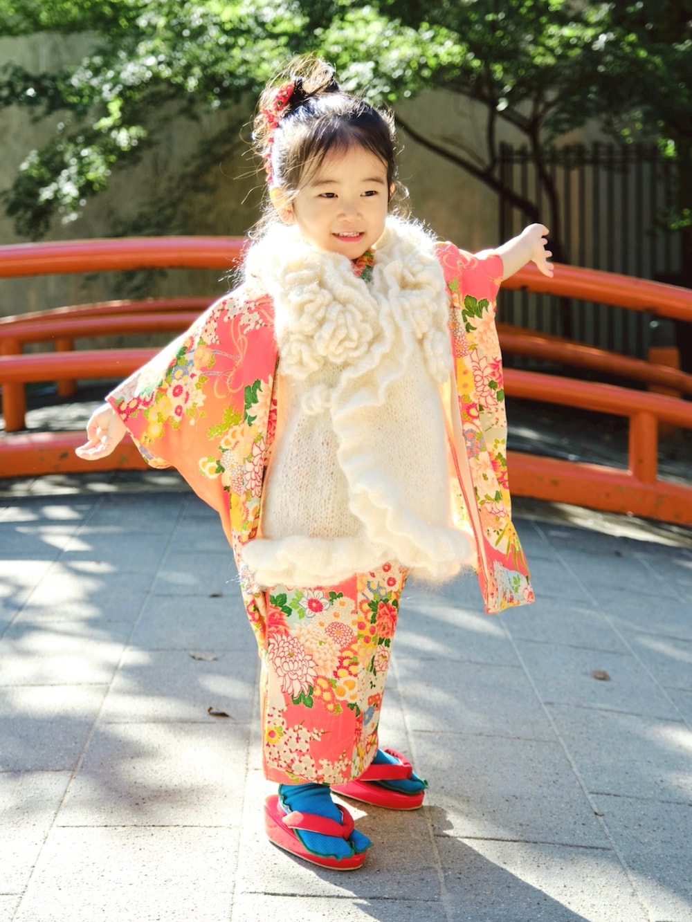 ホワイト系のベスト、ブルー系のソックス/靴下を着用したキッズの秋コーディネートの3枚目の写真