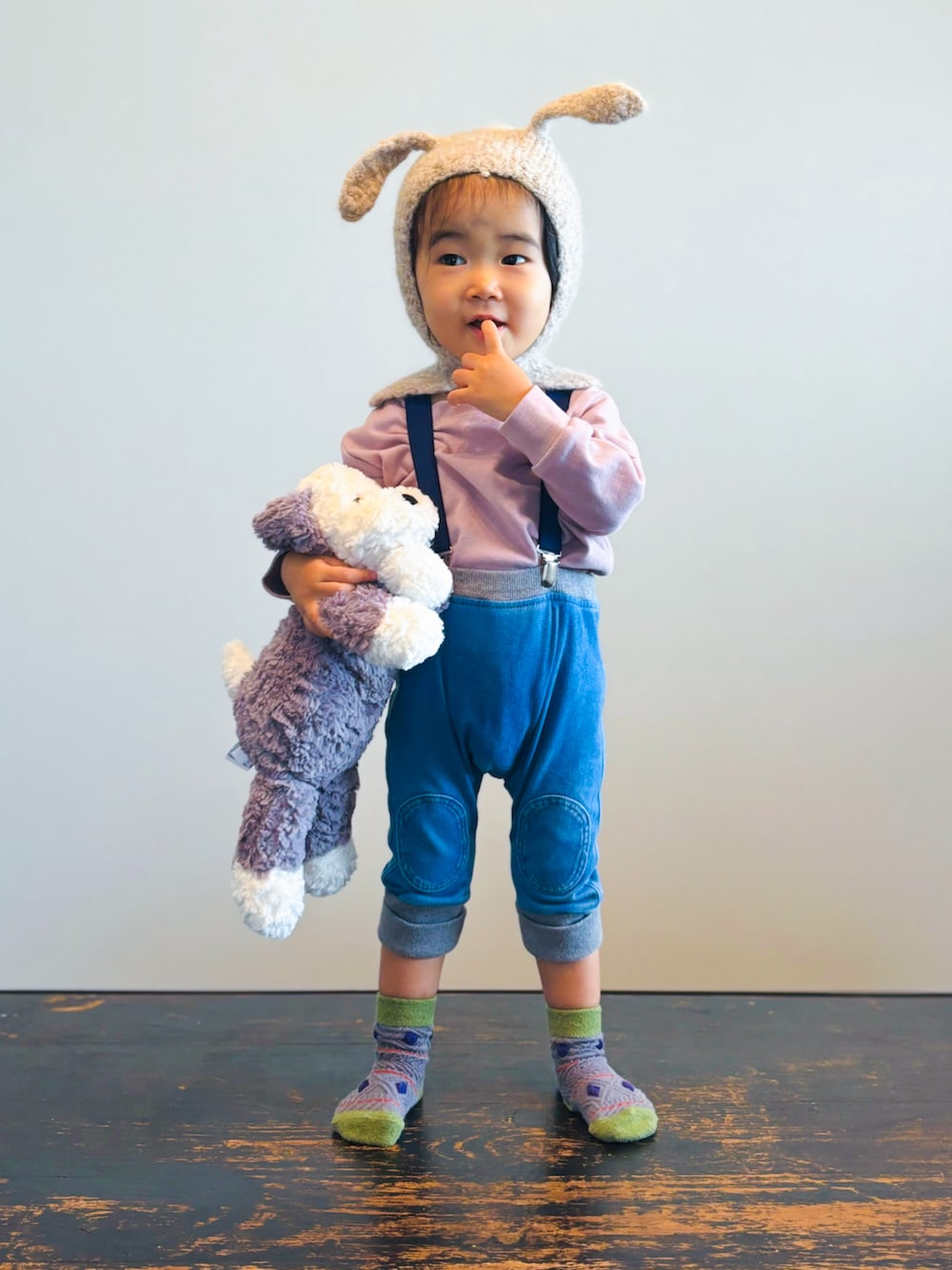 ブルー系のデニムパンツ、ピンク系のTシャツ/カットソー、グレー系のソックス/靴下を着用したキッズの秋コーディネートの2枚目の写真