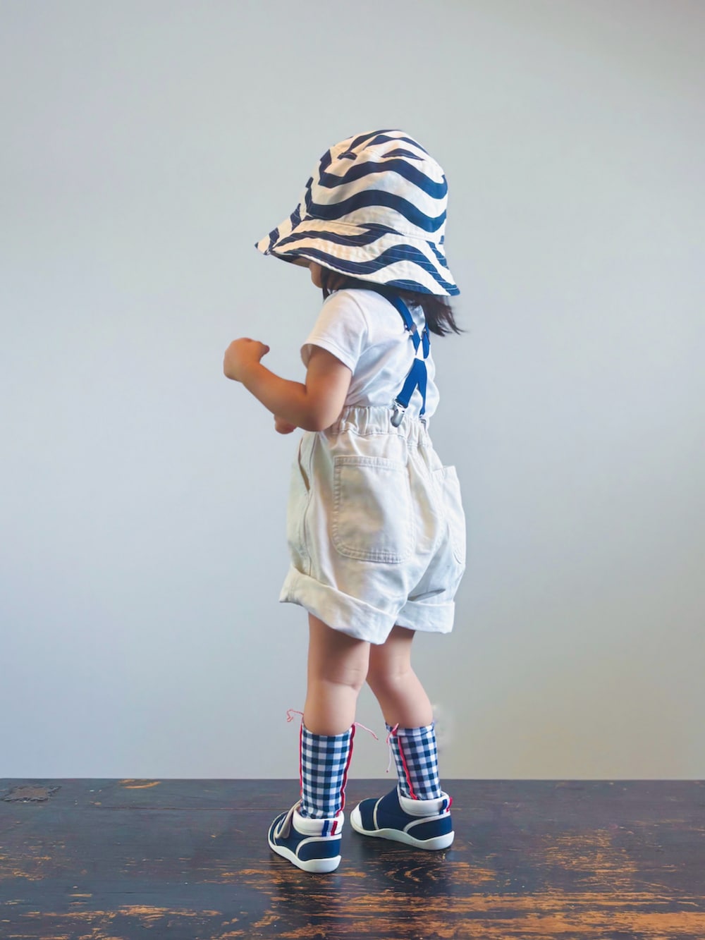 ブルー系のスニーカー、ホワイト系のTシャツ/カットソー、ホワイト系のその他パンツを着用したキッズの夏コーディネートの2枚目の写真