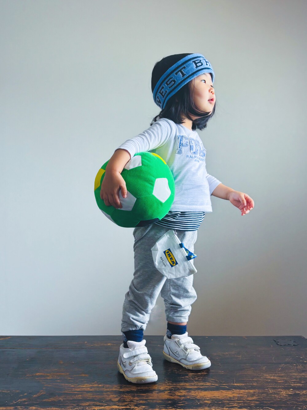 ホワイト系のスニーカー、グレー系のスウェットパンツ、ホワイト系のTシャツ/カットソーを着用したキッズの春コーディネートの2枚目の写真