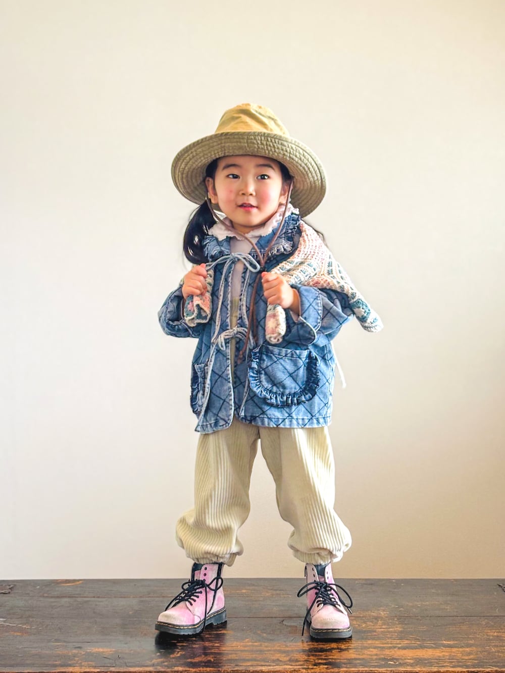 ベージュ系のその他パンツ、その他のカーディガン/ボレロ、ピンク系のTシャツ/カットソーを着用したキッズの春コーディネートの3枚目の写真