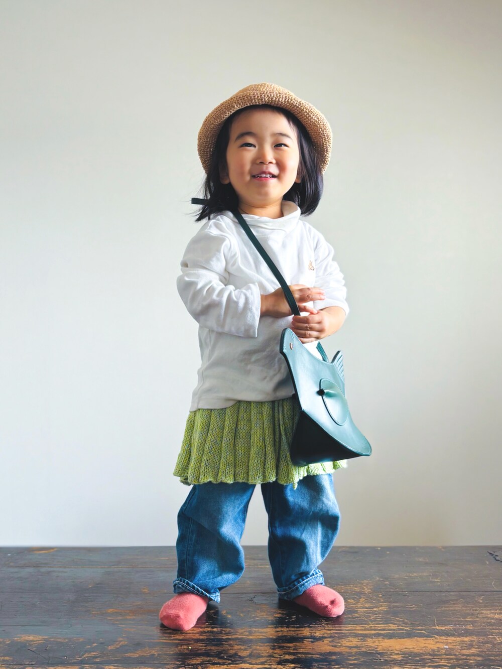 ホワイト系のTシャツ/カットソー、グリーン系のショルダーバッグ、グリーン系のスカートを着用したキッズの春コーディネートの3枚目の写真