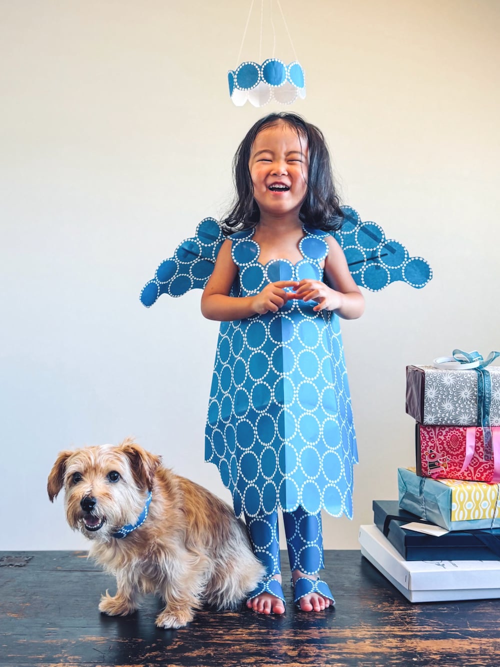 ブルー系のその他雑貨、ベージュ系のその他を着用したキッズの秋コーディネートの2枚目の写真