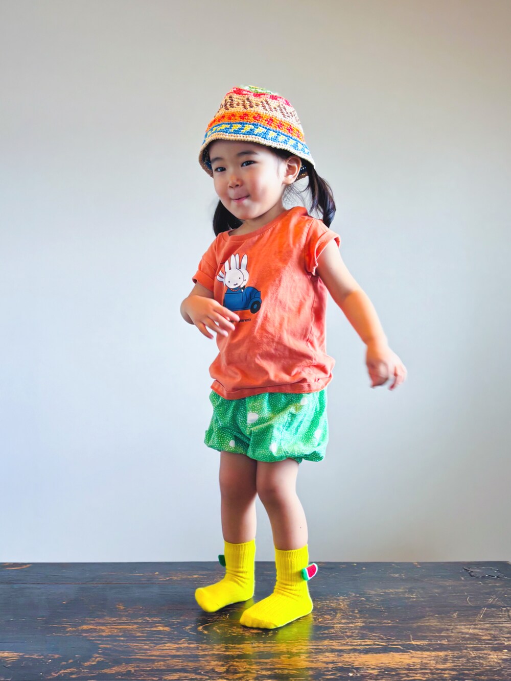 オレンジ系のTシャツ/カットソー、グリーン系のその他パンツ、その他のソックス/靴下を着用したキッズの夏コーディネートの2枚目の写真