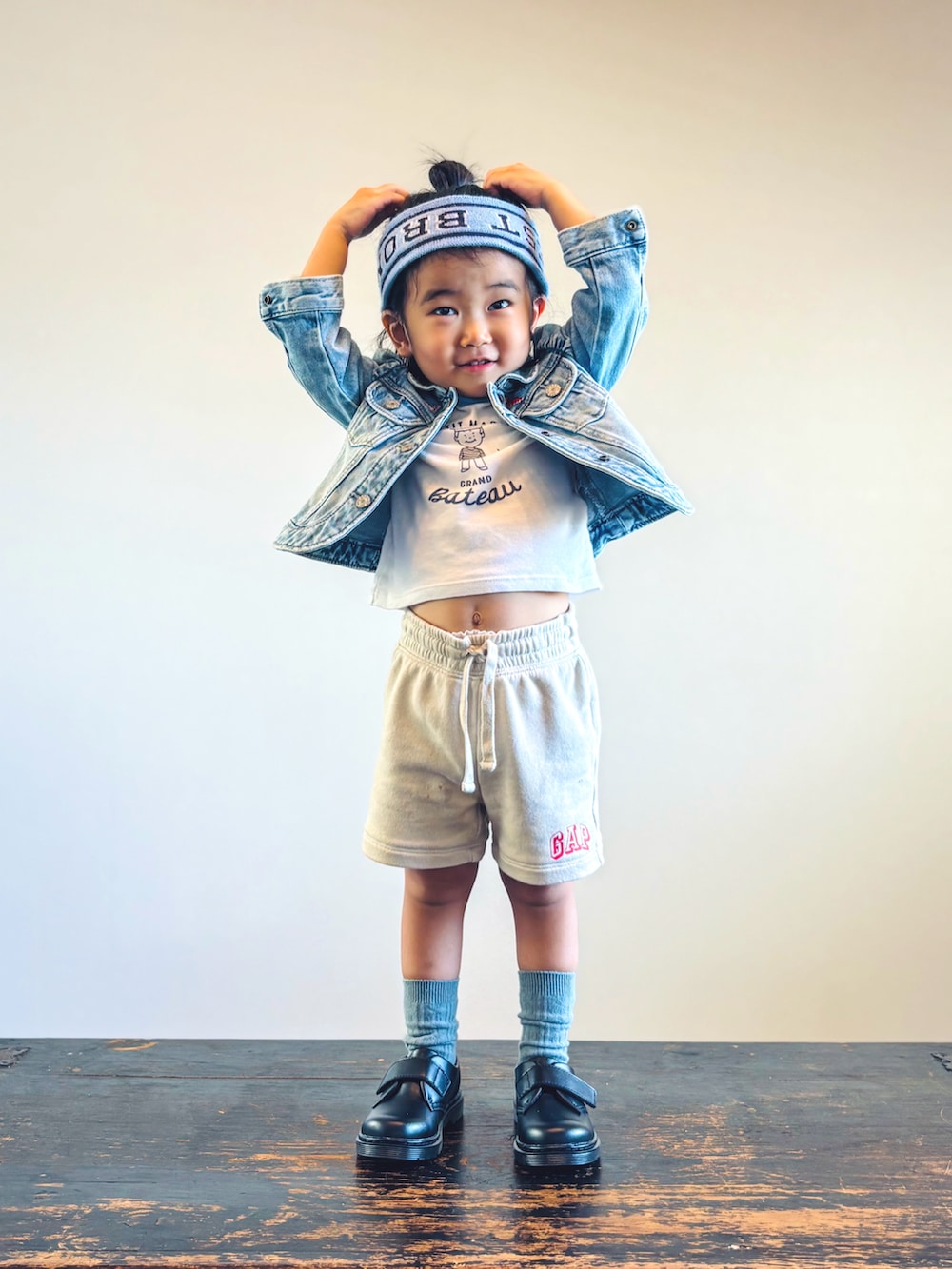 ベージュ系のその他パンツ、ホワイト系のTシャツ/カットソー、ブルー系のデニムジャケットを着用したキッズの秋コーディネートの2枚目の写真