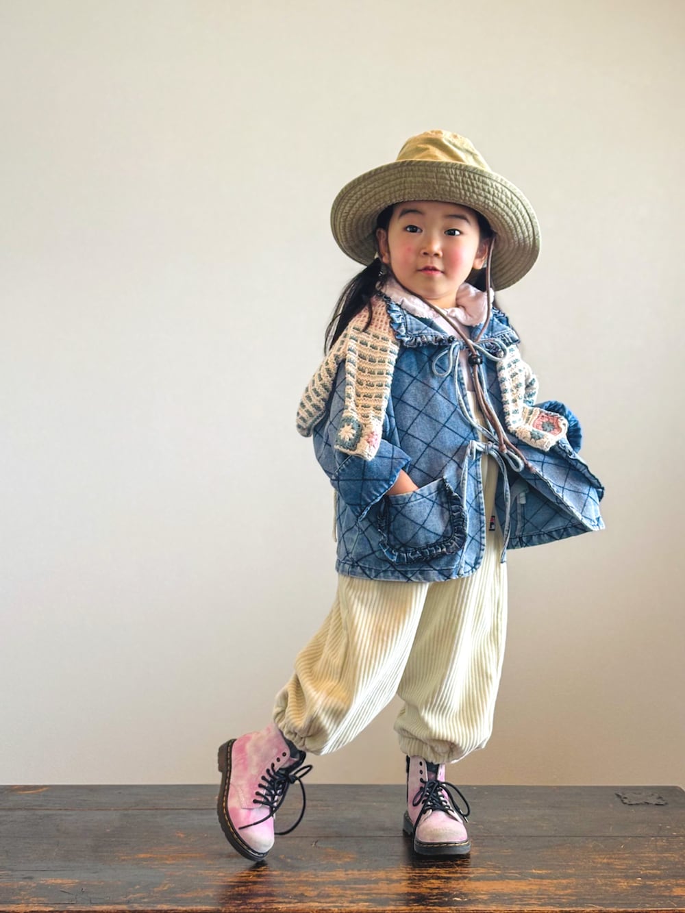 ベージュ系のその他パンツ、その他のカーディガン/ボレロ、ピンク系のTシャツ/カットソーを着用したキッズの春コーディネートの4枚目の写真