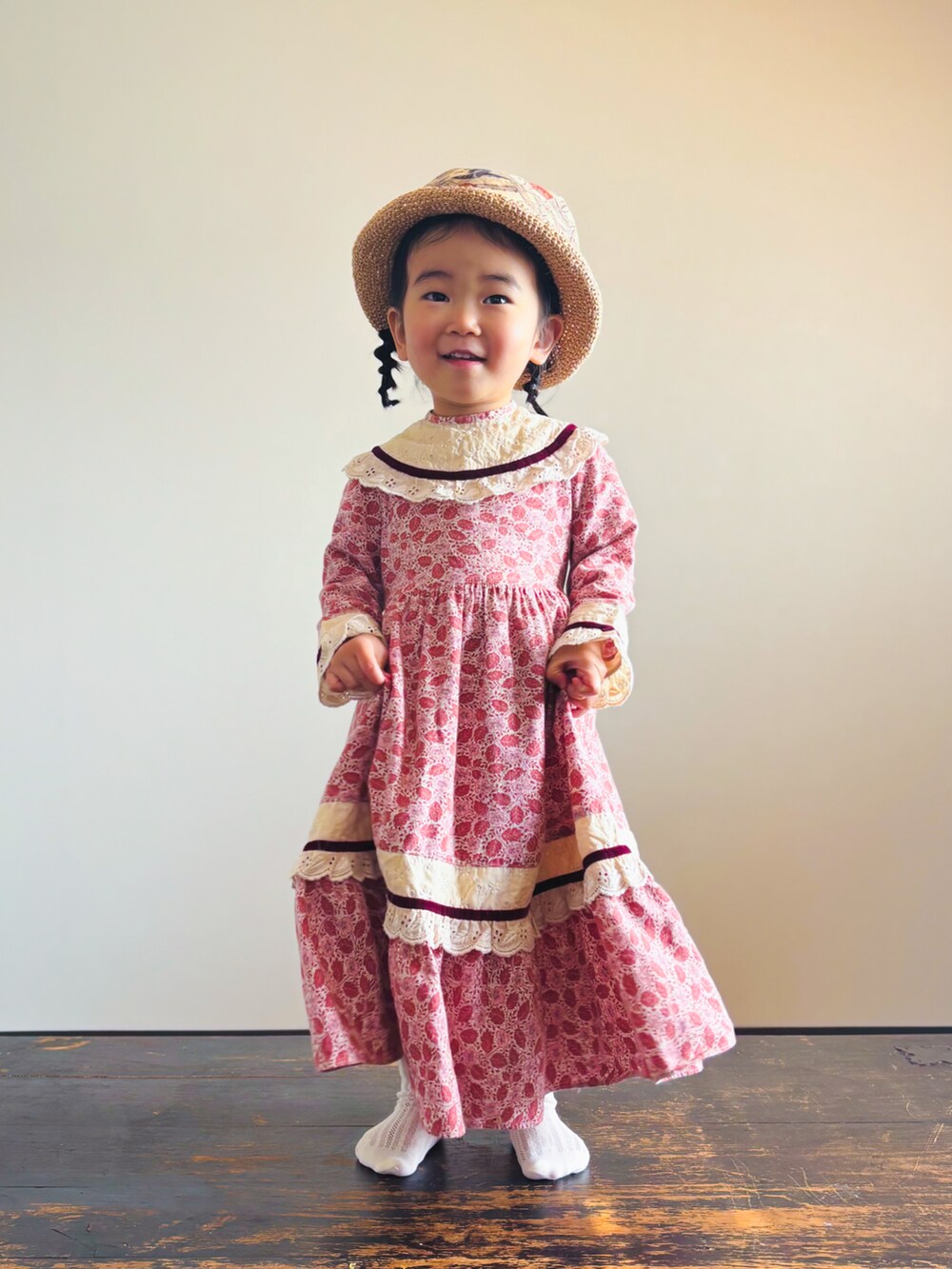 ピンク系のワンピース、ベージュ系の帽子、その他のバンダナ/スカーフを着用したキッズの春コーディネートの5枚目の写真