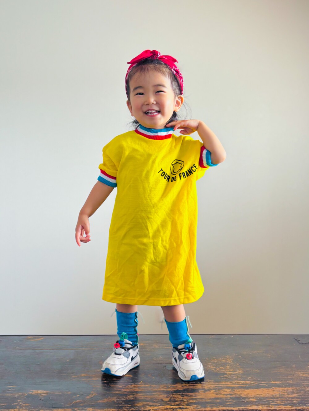 ホワイト系のスニーカー、イエロー系のTシャツ/カットソー、ブルー系のソックス/靴下を着用したキッズの夏コーディネートの2枚目の写真