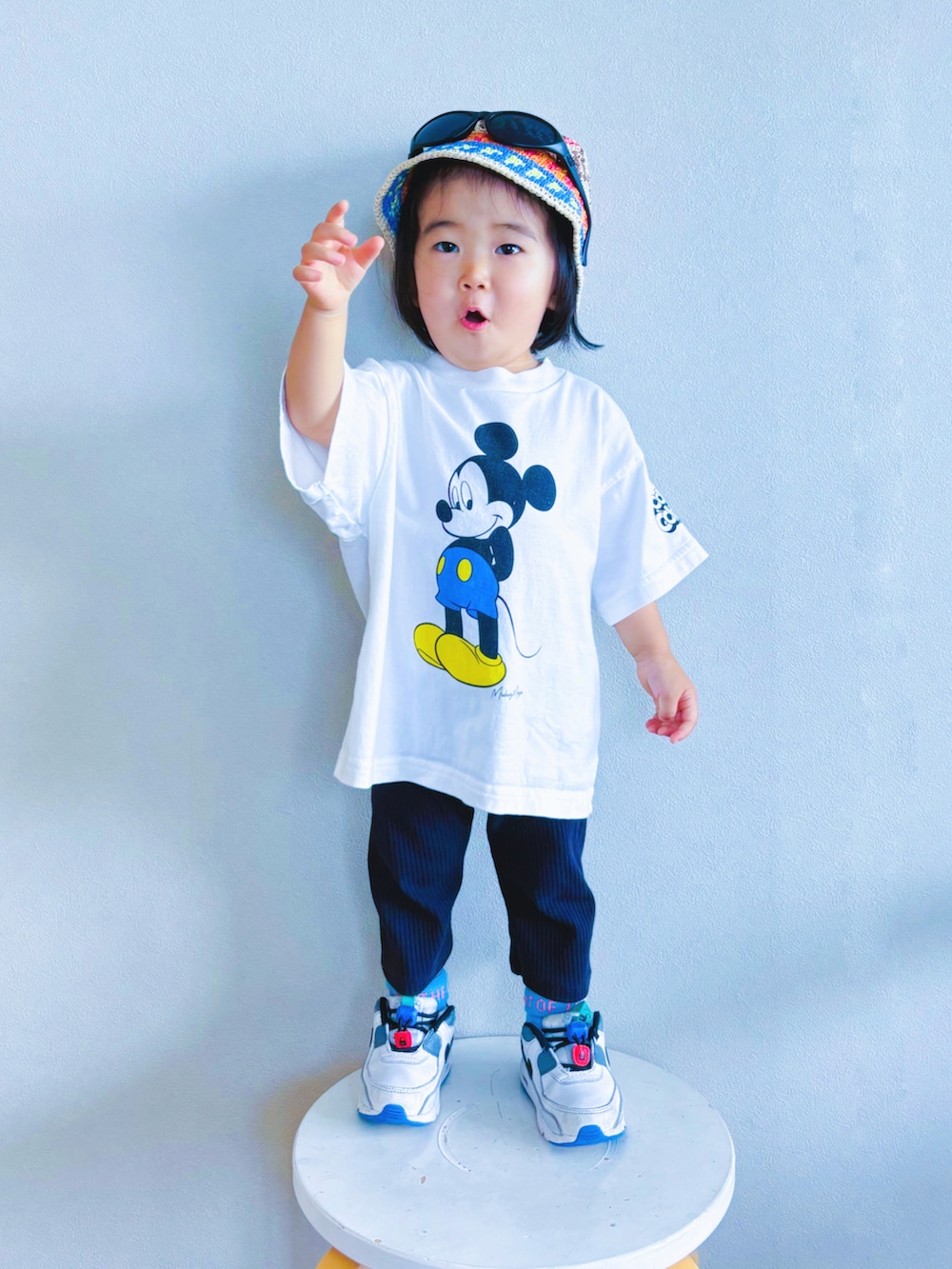 ブラック系のその他パンツ、ホワイト系のTシャツ/カットソー、ホワイト系のスニーカーを着用したキッズの夏コーディネートの2枚目の写真