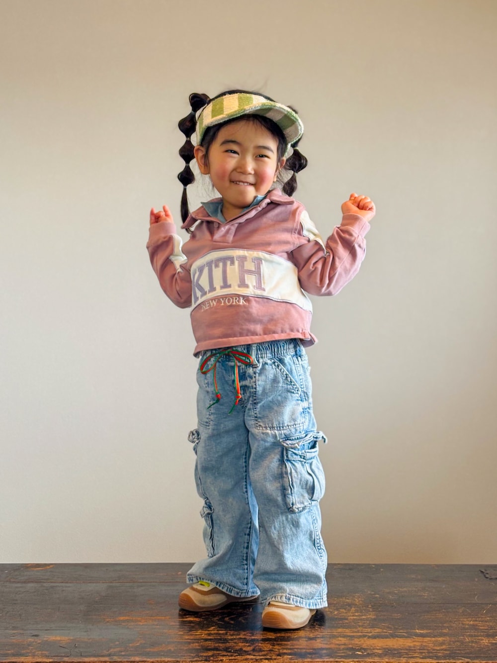 ブルー系のシャツ/ブラウス、ブルー系のデニムパンツ、イエロー系のスニーカーを着用したキッズの春コーディネートの4枚目の写真