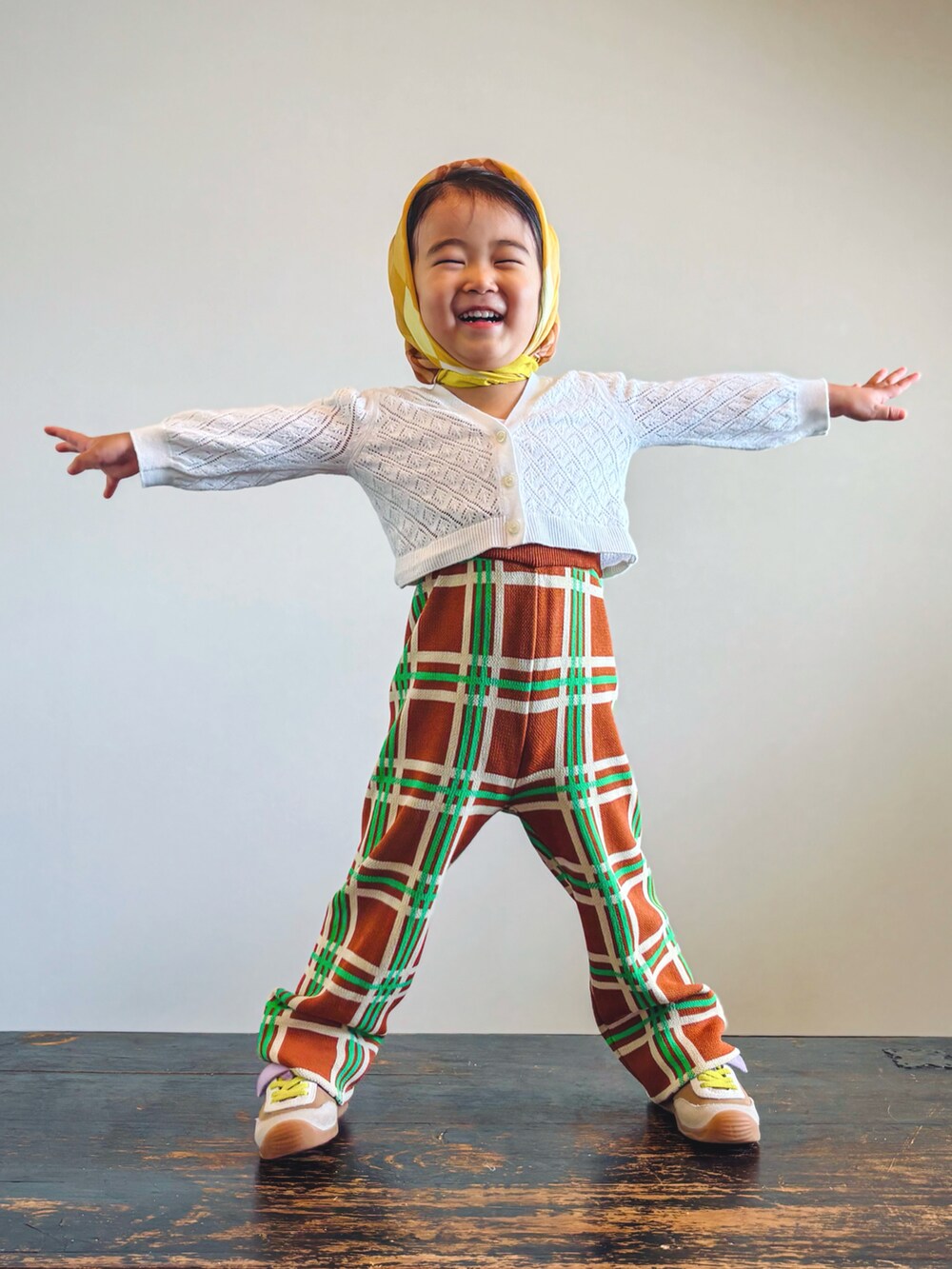 ホワイト系のカーディガン/ボレロ、パープル系のその他パンツ、イエロー系のスニーカーを着用したキッズの秋コーディネートの5枚目の写真