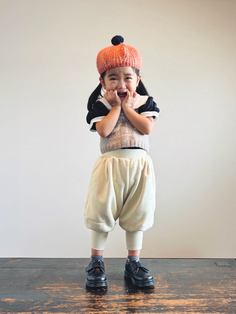 ベージュ系のベスト、ブラック系のTシャツ/カットソー、ベージュ系のパンツを着用したキッズの秋コーディネートの3枚目の写真