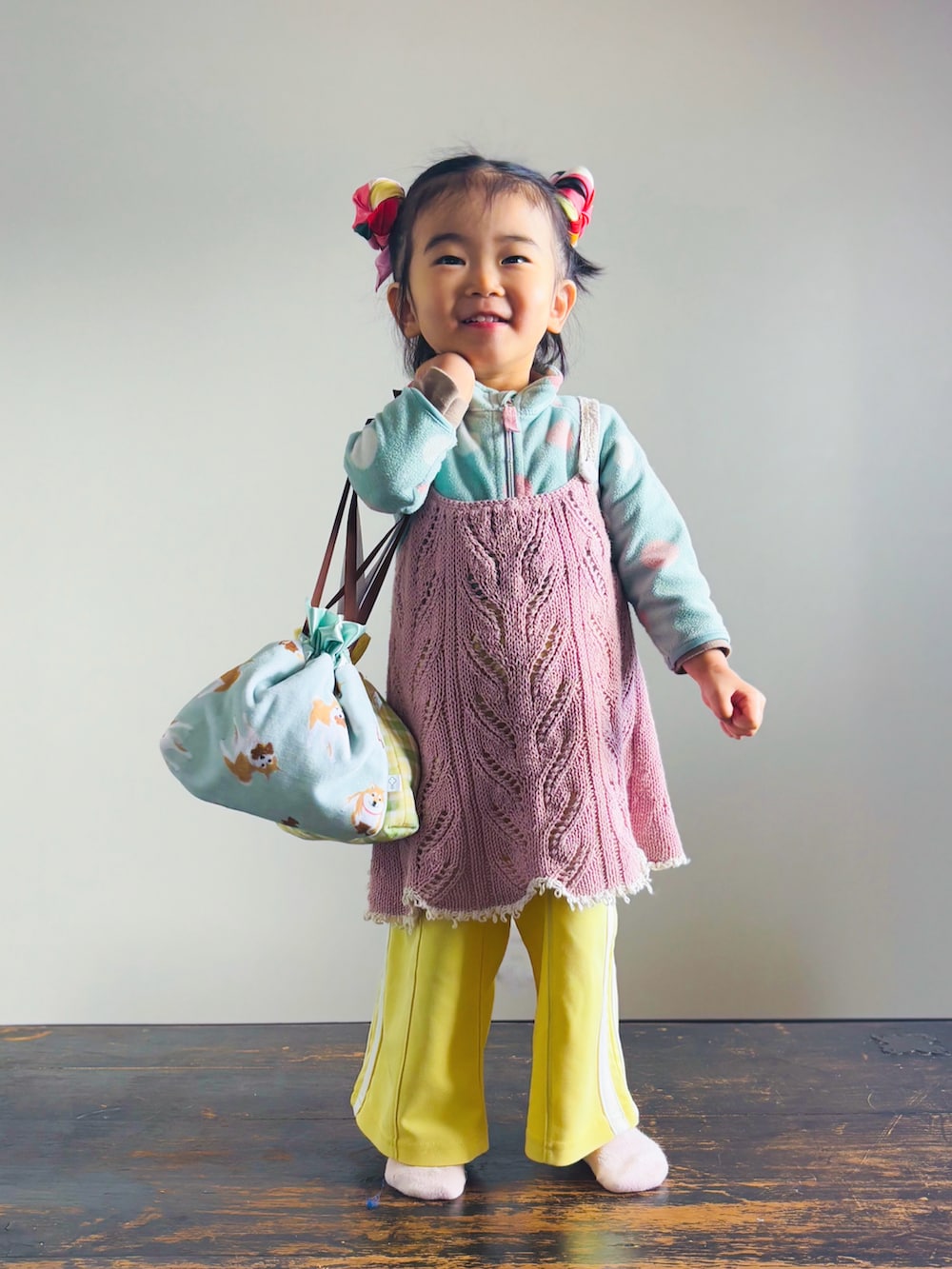 イエロー系のその他パンツ、ピンク系のワンピース、ブルー系のジャケット/アウターを着用したキッズの冬コーディネートの4枚目の写真