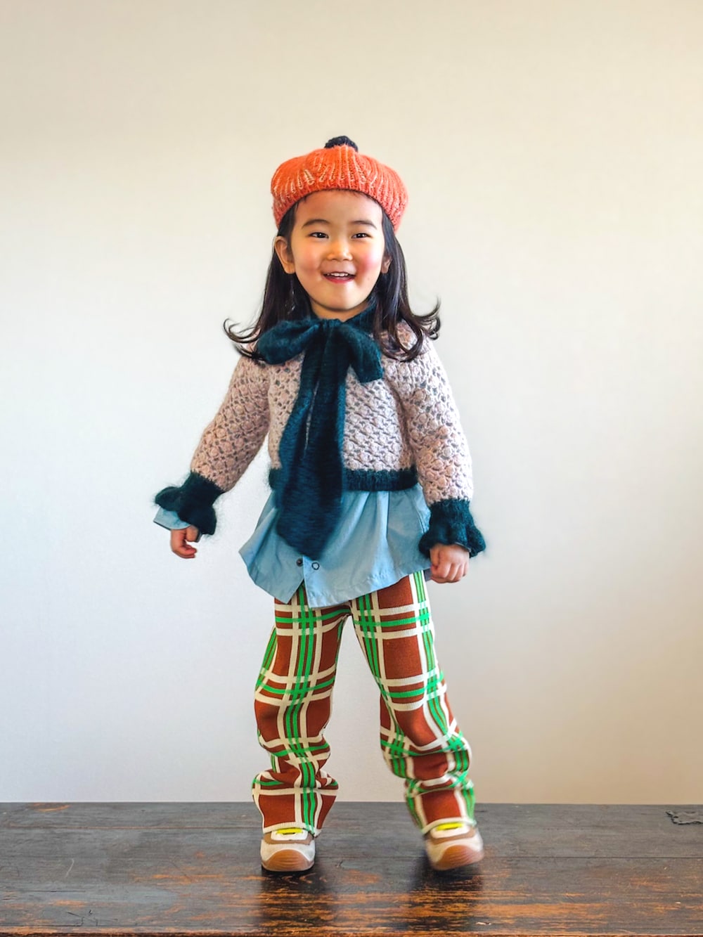 パープル系のその他パンツ、ブルー系のシャツ/ブラウス、イエロー系のスニーカーを着用したキッズの冬コーディネートの2枚目の写真