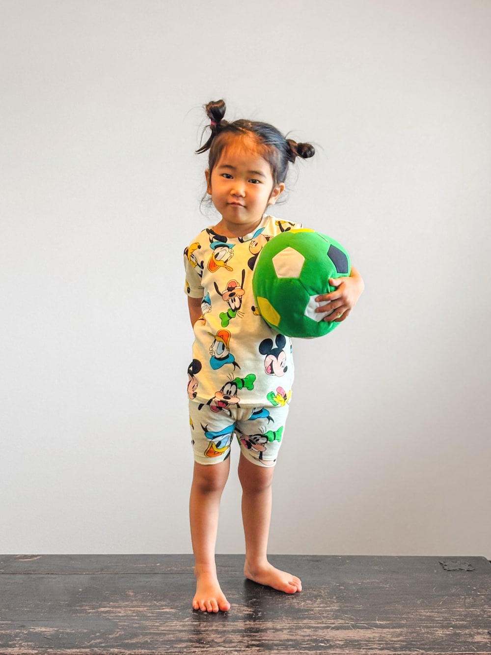 ベージュ系のルームウェア/パジャマ、グリーン系のおもちゃを着用したキッズの夏コーディネートの2枚目の写真
