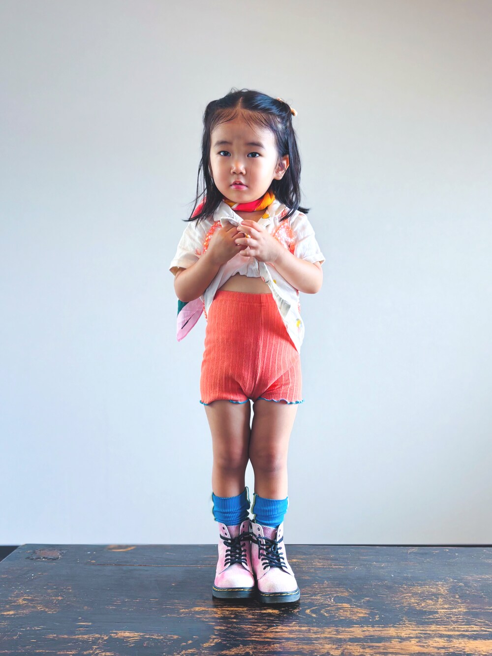 オレンジ系のその他パンツ、ベージュ系のセットアップ、ピンク系のブーツを着用したキッズの夏コーディネートの2枚目の写真