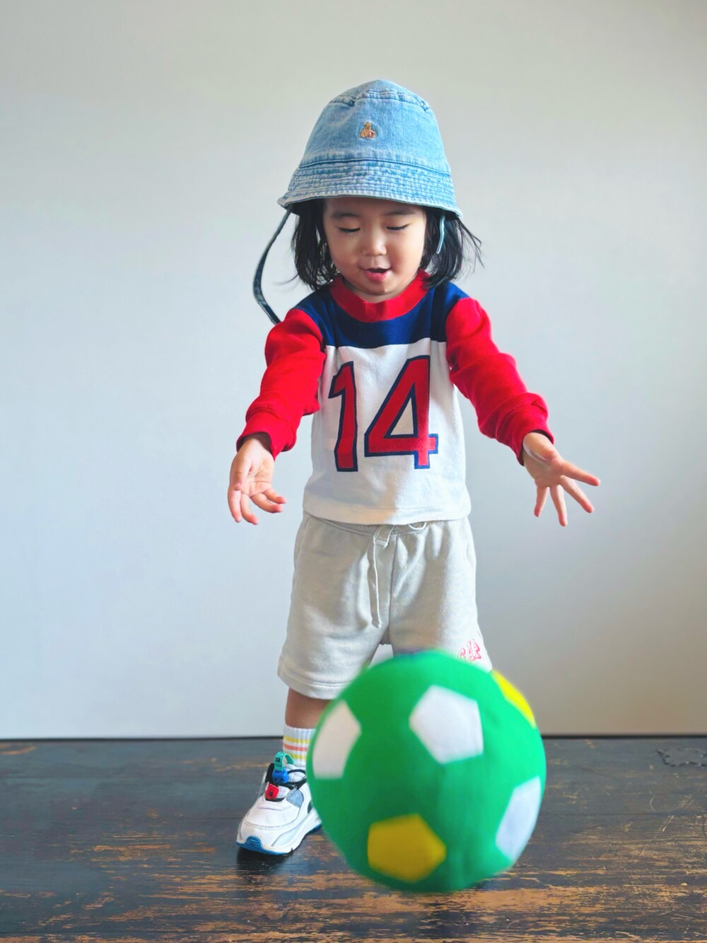 ホワイト系のスニーカー、ベージュ系のその他パンツ、レッド系のTシャツ/カットソーを着用したキッズの秋コーディネートの2枚目の写真