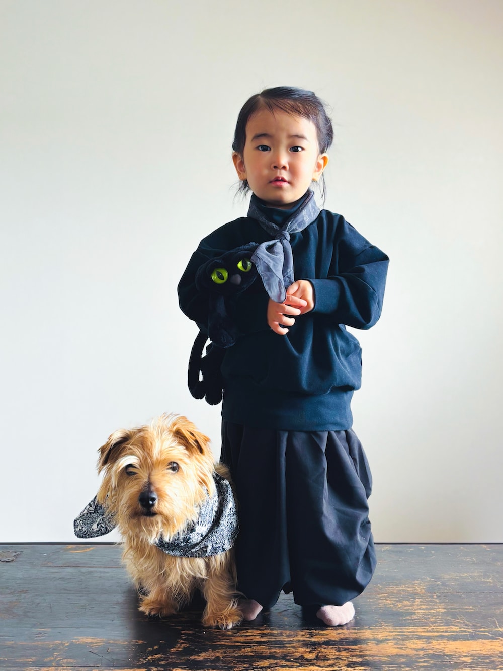 ブラック系のTシャツ/カットソー、グレー系のバンダナ/スカーフ、ベージュ系のその他を着用したキッズの春コーディネートの2枚目の写真