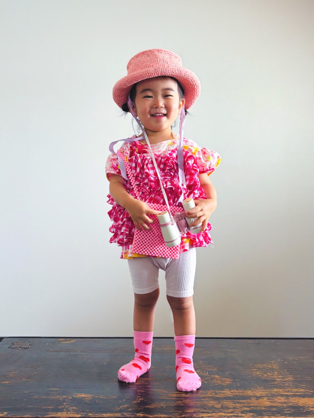 ピンク系のキャミソール、ピンク系のTシャツ/カットソー、ピンク系のハットを着用したキッズの夏コーディネートの2枚目の写真