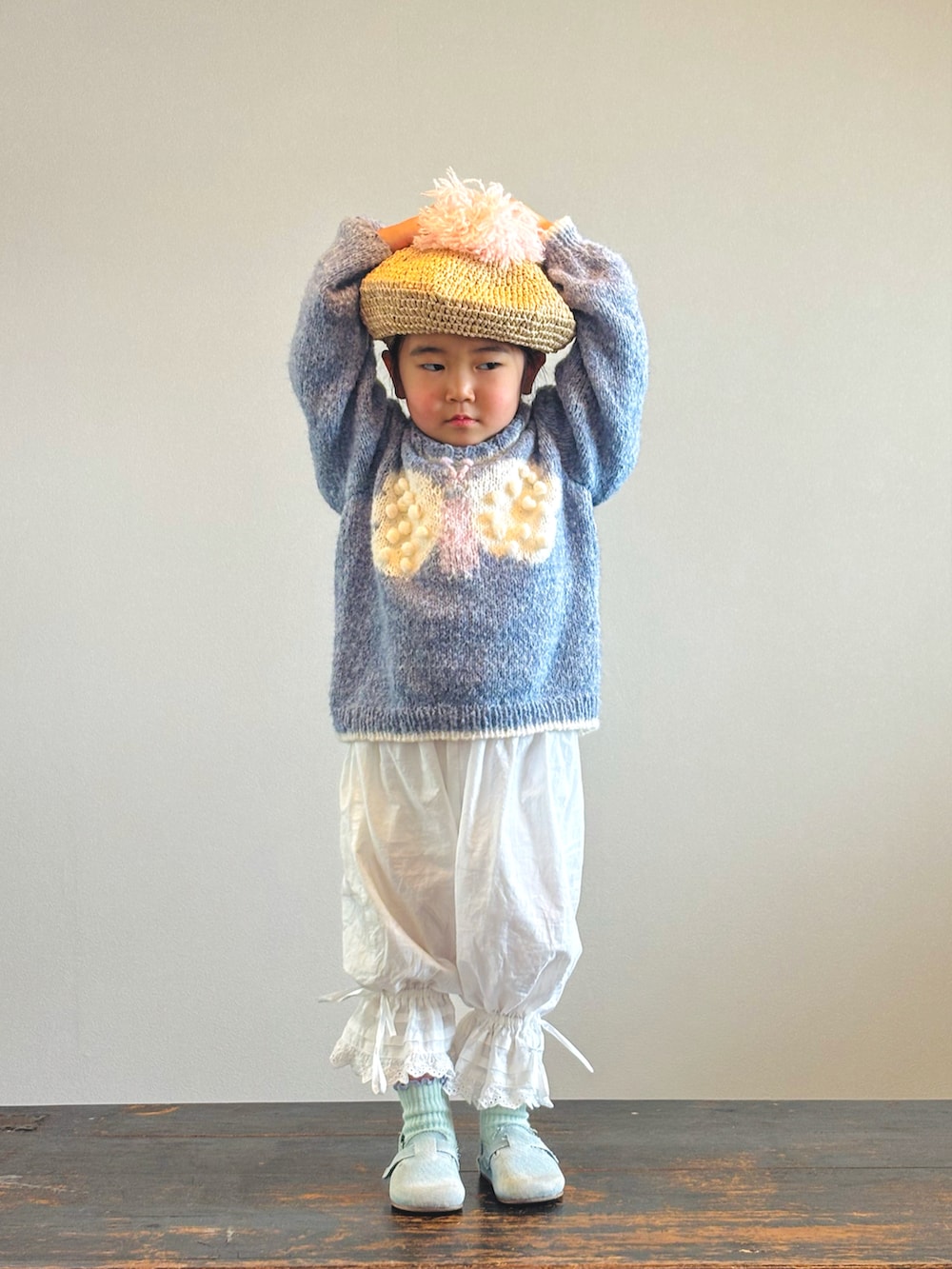 ホワイト系のその他パンツ、ブルー系のニット/セーター、ブルー系のサンダルを着用したキッズの春コーディネートの3枚目の写真