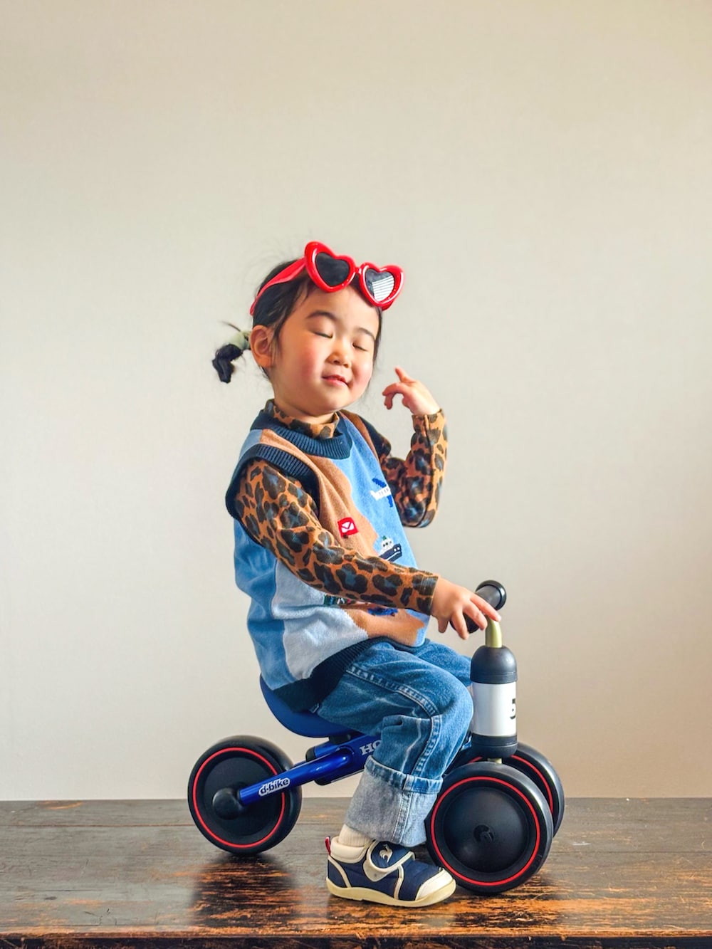 ブラウン系のTシャツ/カットソー、ブルー系のスニーカー、その他のベストを着用したキッズの春コーディネートの4枚目の写真