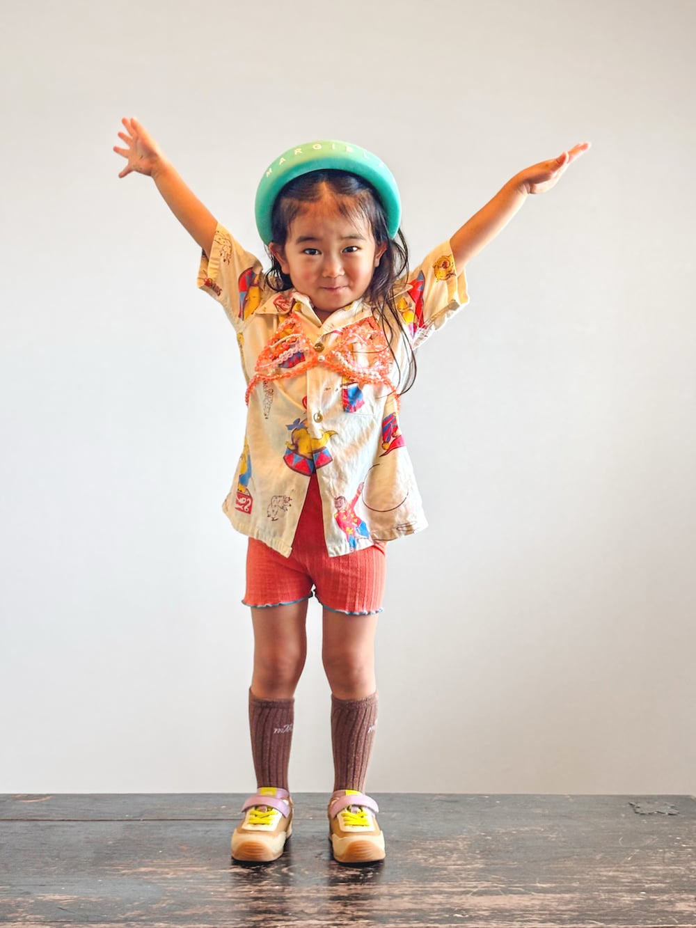 オレンジ系のその他パンツ、イエロー系のスニーカー、ベージュ系のシャツ/ブラウスを着用したキッズの夏コーディネートの2枚目の写真