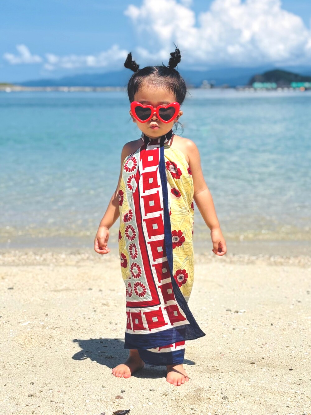 レッド系のサングラス、その他のバンダナ/スカーフを着用したキッズの夏コーディネートの3枚目の写真