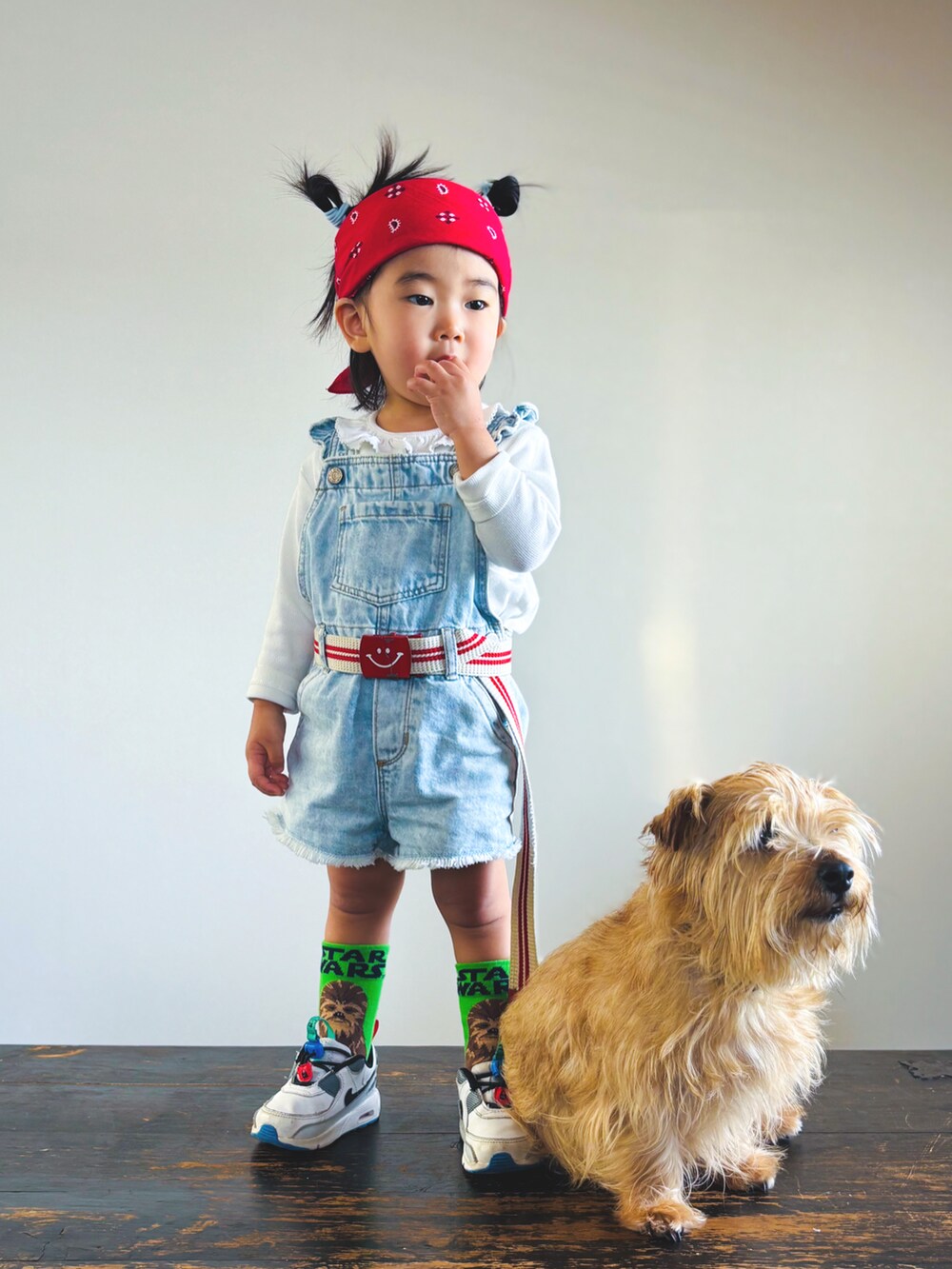 その他のサロペット/オーバーオール、ホワイト系のTシャツ/カットソー、ホワイト系のスニーカーを着用したキッズの春コーディネートの3枚目の写真