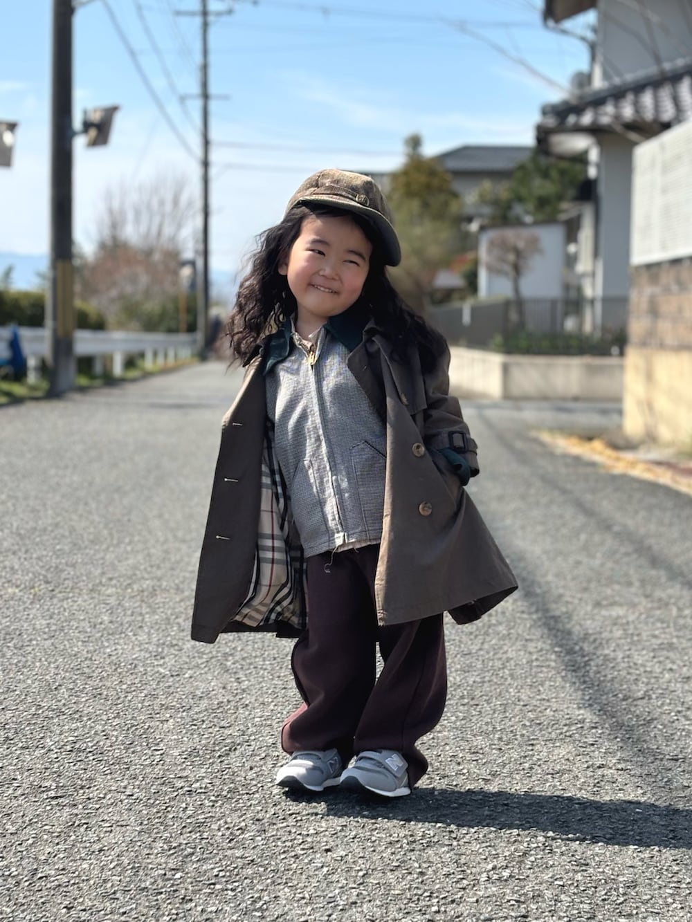 グレー系のスニーカー、ベージュ系のシャツ/ブラウス、グリーン系のその他アウターを着用したキッズの春コーディネートの3枚目の写真