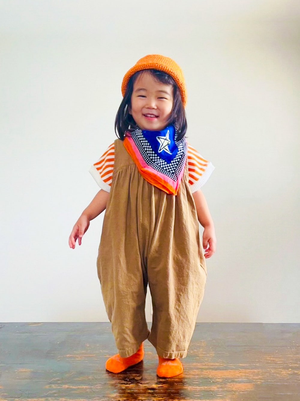 ベージュ系のつなぎ/オールインワン、オレンジ系のTシャツ/カットソー、その他のバンダナ/スカーフを着用したキッズの夏コーディネートの2枚目の写真