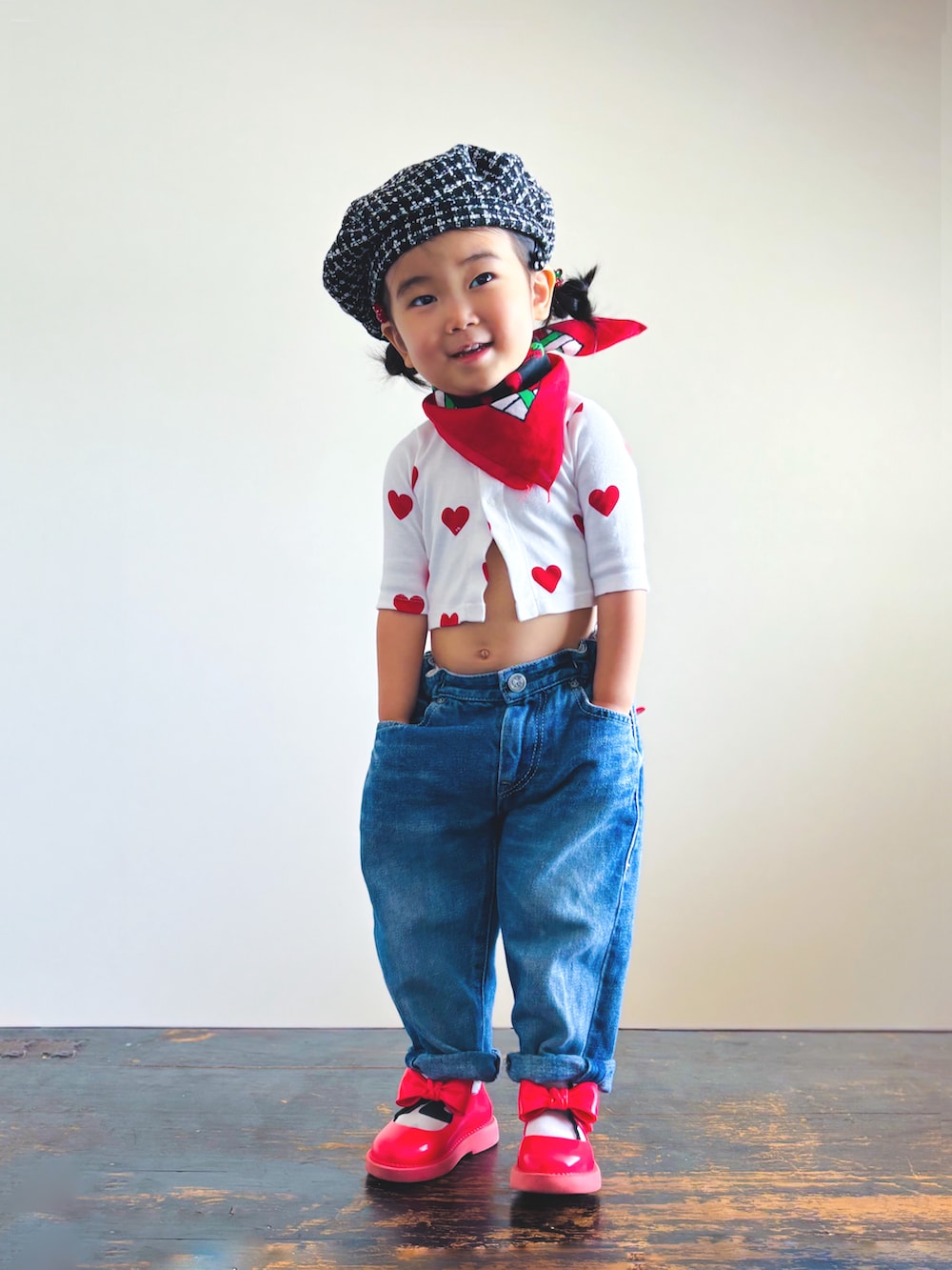 「やっぱり帽子が好き、ベレー帽、デニムパンツ、ヘソだし、カーディガン、アメカジ、メリージェーン、KOOOのバンダナアレンジ、バンダナ、ロカビリー、キッズコーデ、キッズファッション」｜「mina perhonenのalwaysデニム（デニムパンツ、ブルー系）」を使った、KOOOさん（キッズ・90cm）の春コーディネートの4枚目の写真