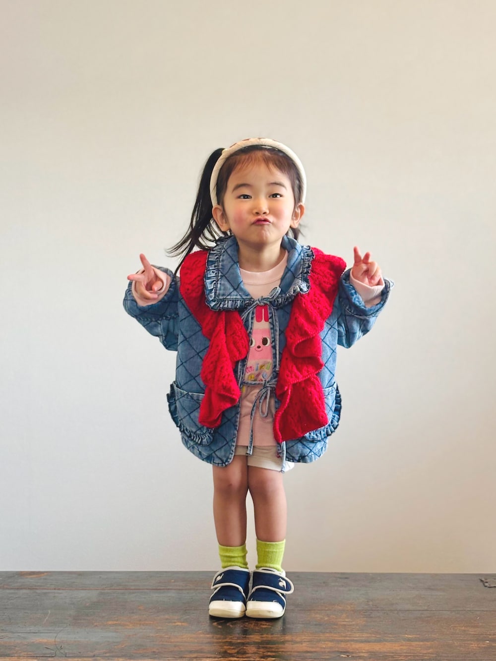 ブルー系のスニーカー、ピンク系のスウェット、ベージュ系のその他パンツを着用したキッズの冬コーディネートの4枚目の写真