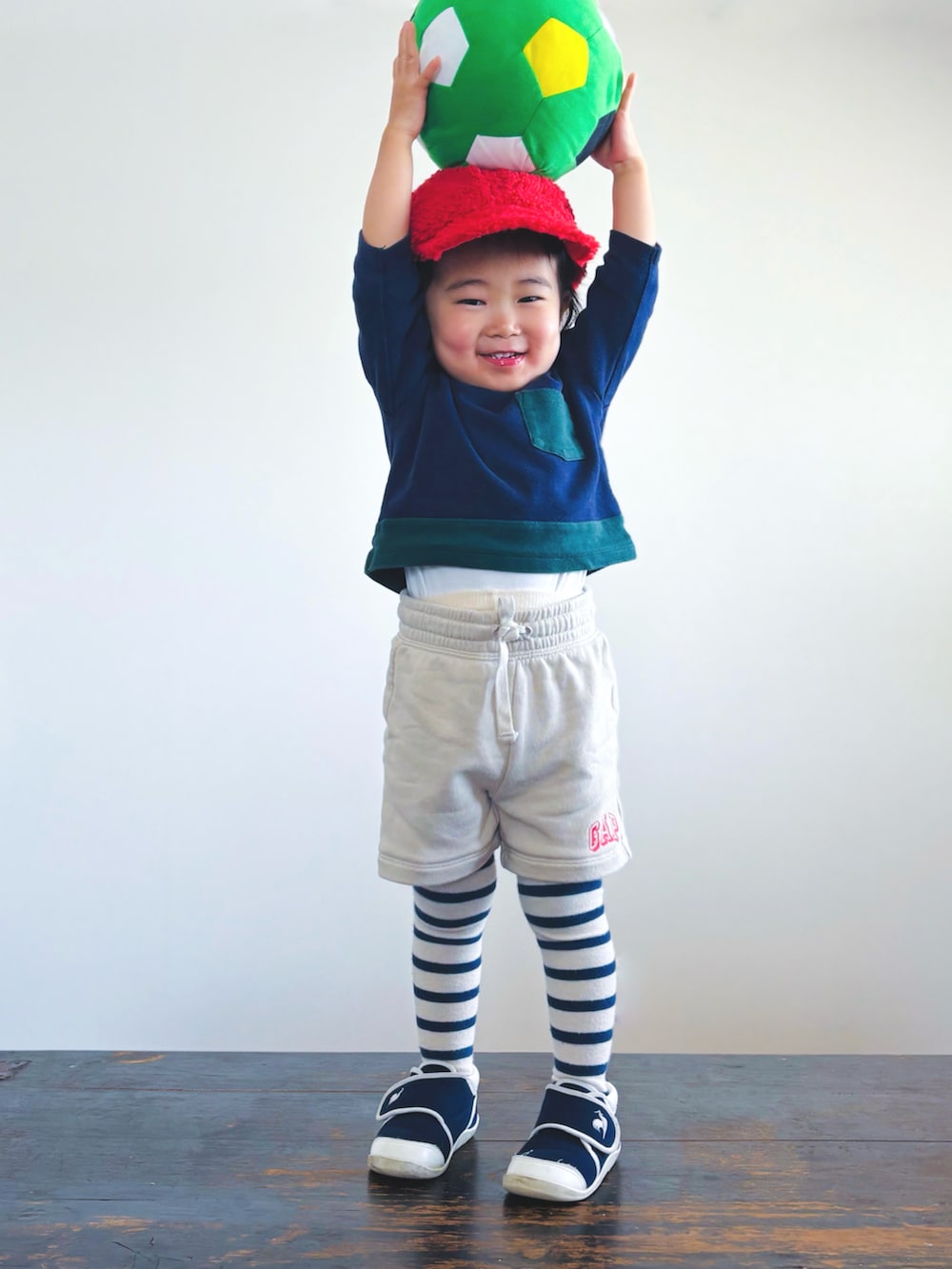 その他のスウェット、ベージュ系のその他パンツ、ブルー系のスニーカーを着用したキッズの春コーディネートの3枚目の写真